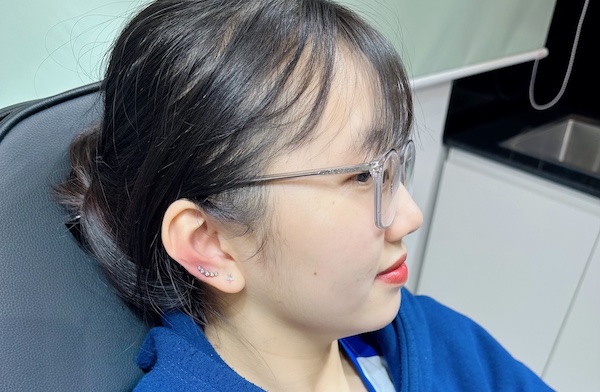 Hình khách nữ xỏ tai xinh xắn 3/2023 - Thế giới xỏ khuyên TinyBox