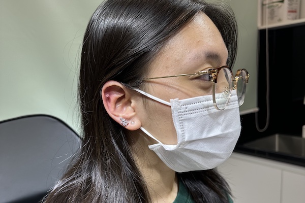 Hình khách nữ xỏ tai xinh xắn 3/2023 - Thế giới xỏ khuyên TinyBox