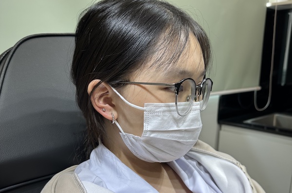 Hình khách nữ xỏ tai xinh xắn 3/2023 - Thế giới xỏ khuyên TinyBox