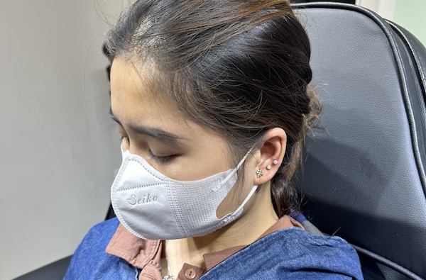 Hình khách nữ xỏ tai xinh xắn 3/2023 - Thế giới xỏ khuyên TinyBox