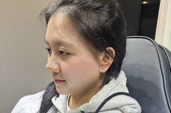 Hình khách nữ xỏ tai xinh xắn 3/2023 - Thế giới xỏ khuyên TinyBox