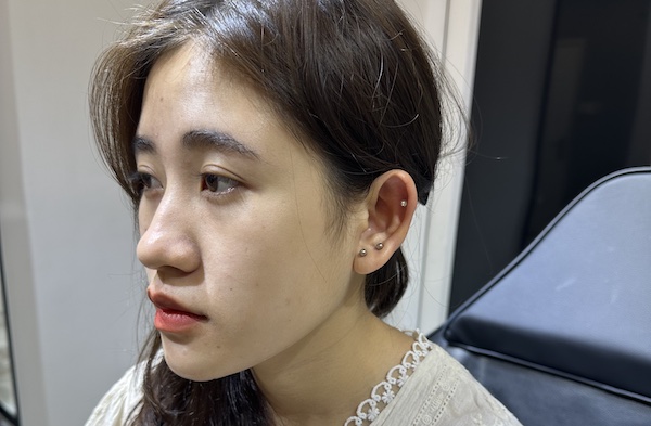 Hình khách nữ xỏ tai xinh xắn 3/2023 - Thế giới xỏ khuyên TinyBox