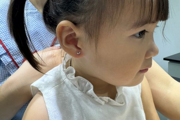 So sánh giá xỏ khuyên em bé và người lớn