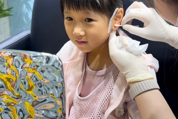 So sánh giá xỏ khuyên em bé và người lớn