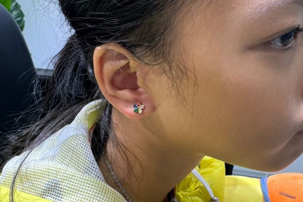 So sánh giá xỏ khuyên em bé và người lớn