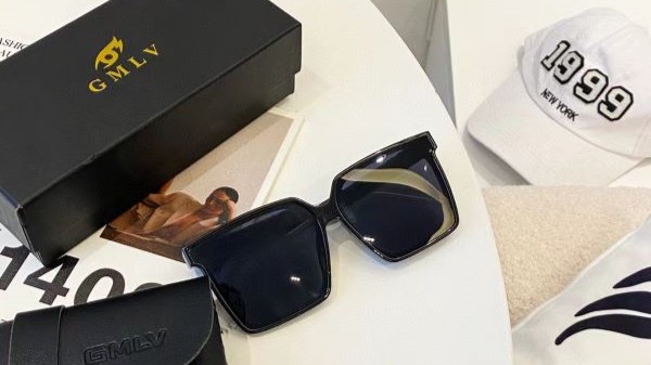 SQUARE BLACK FASHION SUNGLASSES