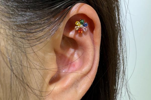 Tại sao không nên đẩy khuyên khi lỗ xỏ chưa lành?