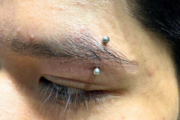 Tại sao không nên uống thuốc giảm đau trước khi xỏ khuyên?
