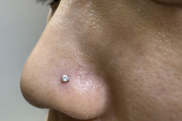 Tại sao xỏ khuyên mũi bị chảy nước mắt?