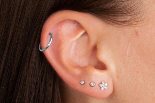 Thuốc ủ tê ảnh hưởng đến lỗ xỏ khuyên không?