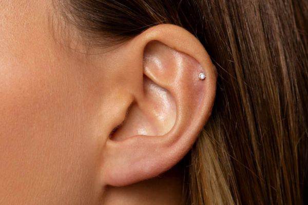 Tip chăm sóc lỗ xỏ Helix cho các bạn tóc dài