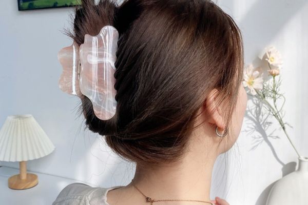 Tip chăm sóc lỗ xỏ Helix cho các bạn tóc dài