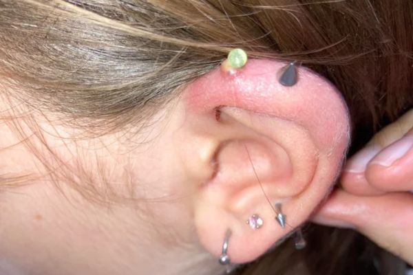 Tip chăm sóc lỗ xỏ Helix cho các bạn tóc dài