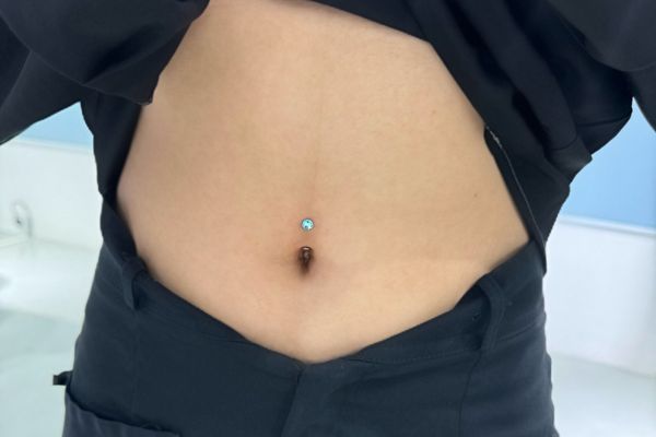 Tổng hợp ảnh xỏ khuyên rốn của bạn nữ tại TinyBox 6/2024