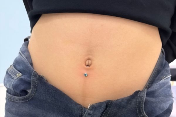 Tổng hợp ảnh xỏ khuyên rốn của bạn nữ tại TinyBox 6/2024