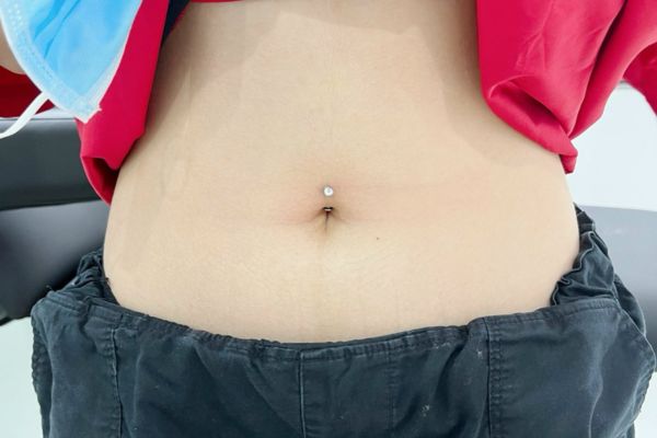 Tổng hợp ảnh xỏ khuyên rốn của bạn nữ tại TinyBox 6/2024