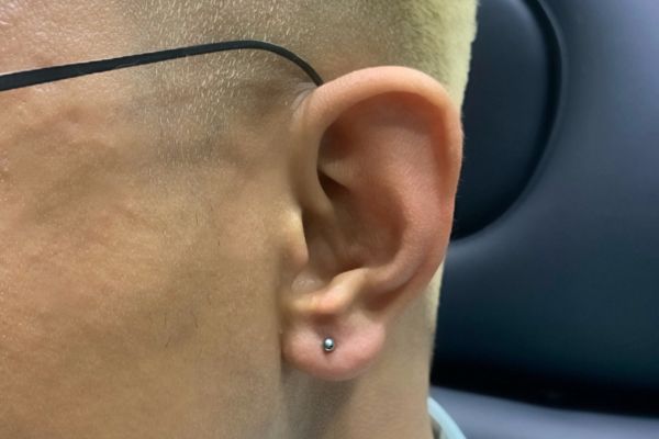Tổng hợp hình ảnh xỏ Lobe cho các bạn nam tại TinyBox 6/2024