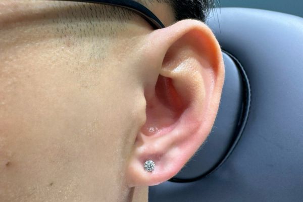 Tổng hợp hình ảnh xỏ Lobe cho các bạn nam tại TinyBox 6/2024