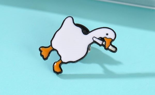 Trâm cài áo hình ngỗng trắng cầm dao - Siêu chất lượng