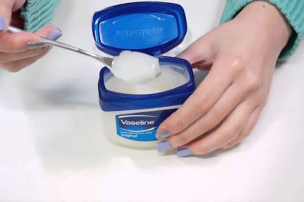 Vaseline tác dụng gì và có nên dùng bôi lỗ xỏ không?