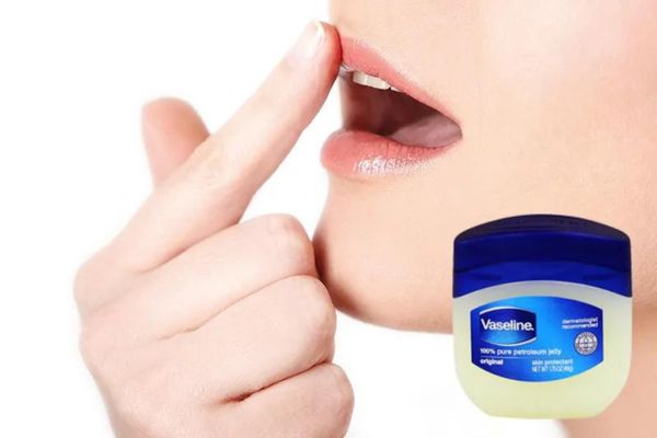 Vaseline tác dụng gì và có nên dùng bôi lỗ xỏ không?