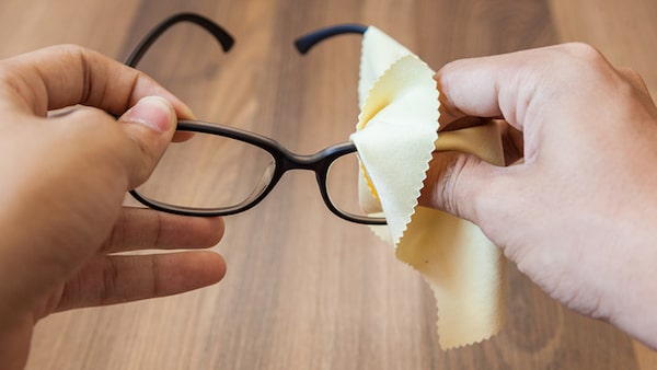 vệ sinh kính cận xỏ khuyên tai