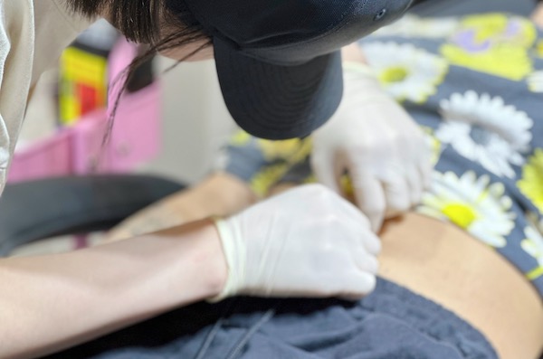 Vệ sinh lỗ tai sau khi bấm có thực sự quan trọng?