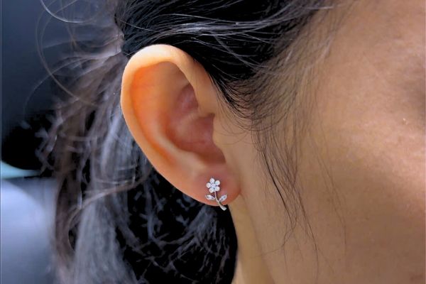 Vệ sinh lỗ xỏ khuyên tai bằng gì?