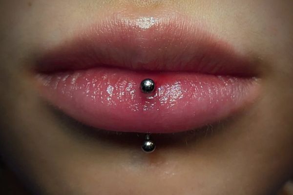 Vệ sinh lỗ xỏ môi như thế nào cho đúng cách?