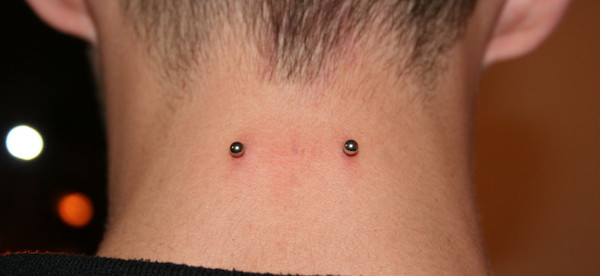 vị trí xỏ khuyên độc lạ - xỏ khuyên sau cổ