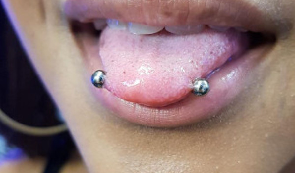 vị trí xỏ khuyên độc lạ - xỏ khuyên lưỡi ngang