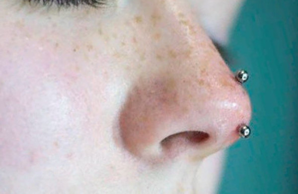 vị trí xỏ khuyên độc lạ - nose vertical piercing