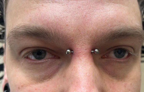 vị trí xỏ khuyên độc lạ - lỗ xỏ bridge