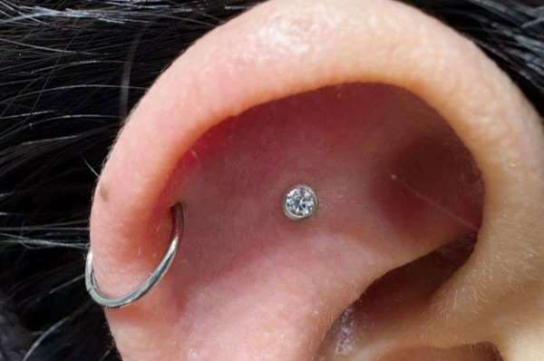 xỏ khuyên sụn tai cho các bạn nữ - Ảnh 2/2024