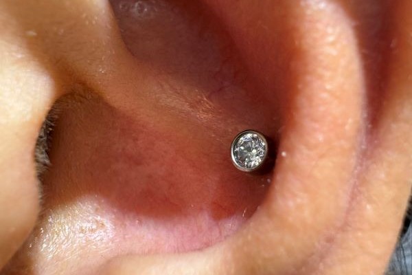 xỏ khuyên sụn tai cho các bạn nữ - Ảnh 2/2024