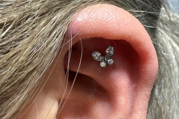 xỏ khuyên sụn tai cho các bạn nữ - Ảnh 2/2024