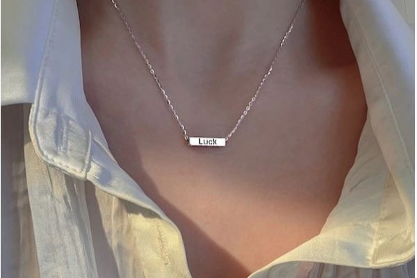 Vòng đeo cổ nữ khắc chữ W I S D O M sang chảnh - TNBOX