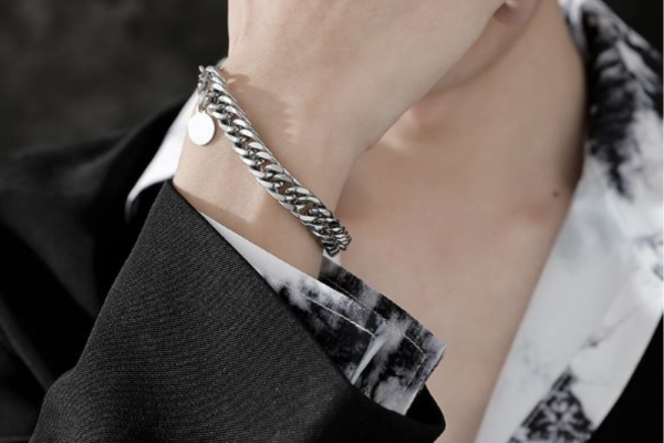 Vòng tay nam màu bạc, chất liệu thép titanium