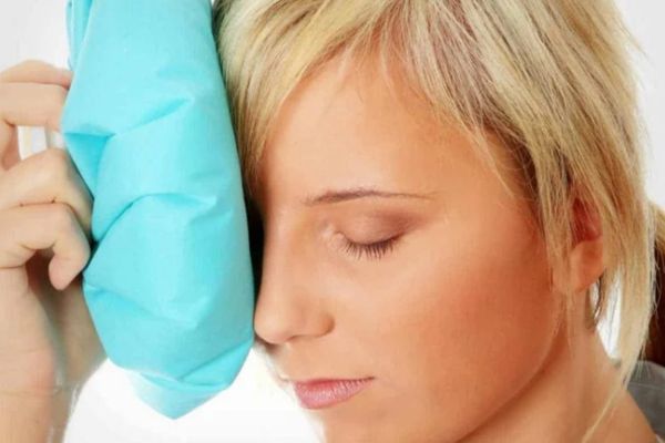 Xỏ chân mày bị bầm tím có sao không? Cách xử lý tại nhà an toàn