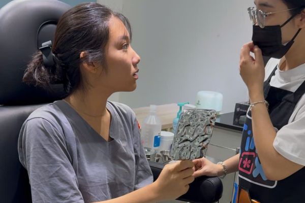 Xỏ chân mày có đau không?