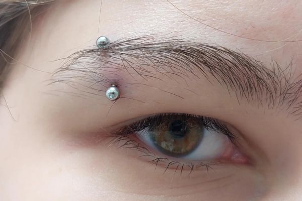 Xỏ chân mày có đau không?