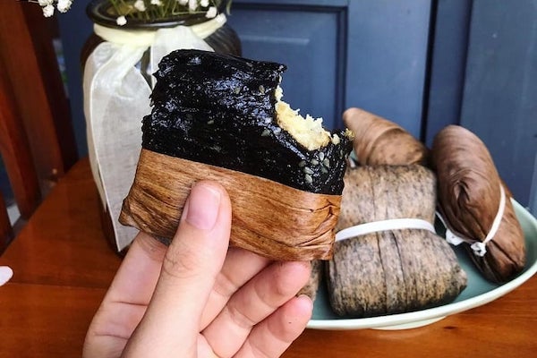 Xỏ khuyên ăn bánh gai được không