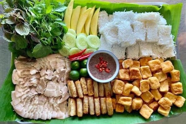 Xỏ khuyên ăn mắm tôm được không?