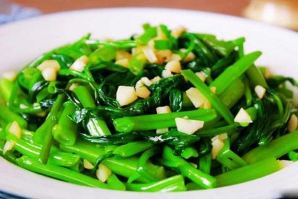 Xỏ khuyên ăn rau muống bị sẹo lồi không