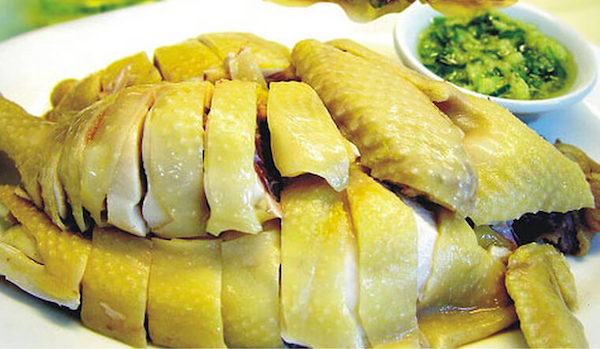 Xỏ khuyên ăn thịt gà có sao không