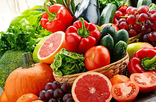 Xỏ khuyên ăn thịt gà có sao không