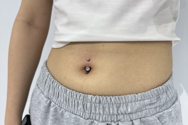 xỏ khuyên bụng