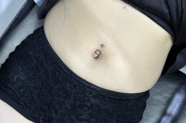 xỏ khuyên bụng tại thế giới xỏ khuyên tinybox