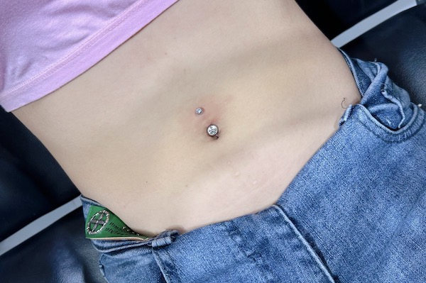 xỏ khuyên bụng tại thế giới xỏ khuyên tinybox