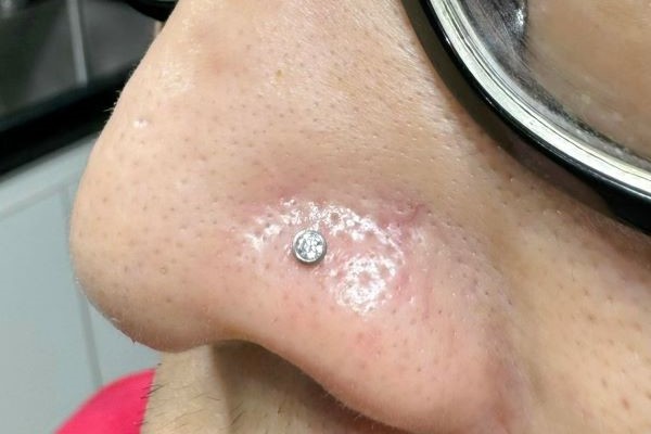 Ảnh xỏ khuyên cánh mũi đẹp